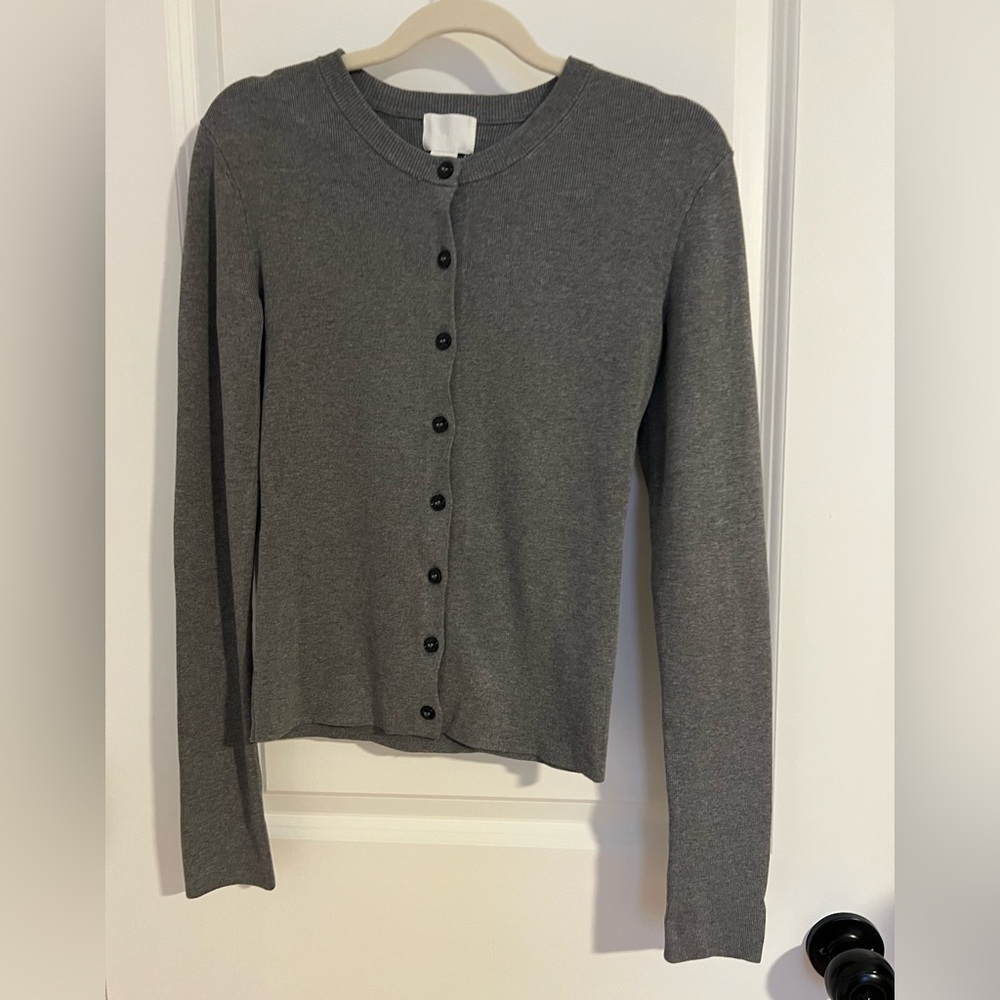 ✨🛍️ 4️⃣ for $2️⃣5️⃣ 💖 H&M Charcoal Buttoned Cardigan